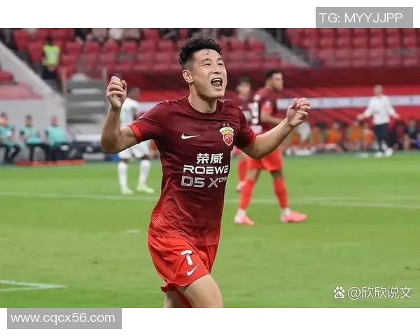 足球明星内景高清照片展现运动魅力与个人风采的完美结合